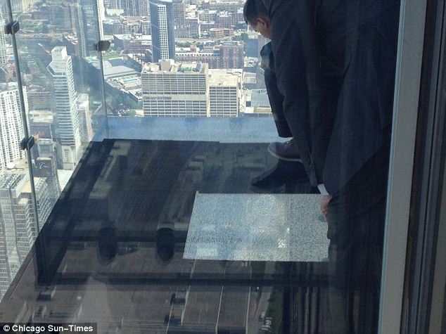 步步惊心：芝加哥103层玻璃观景台破碎