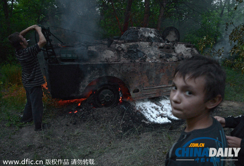 乌克兰民间武装摧毁卢甘斯克一弹药库