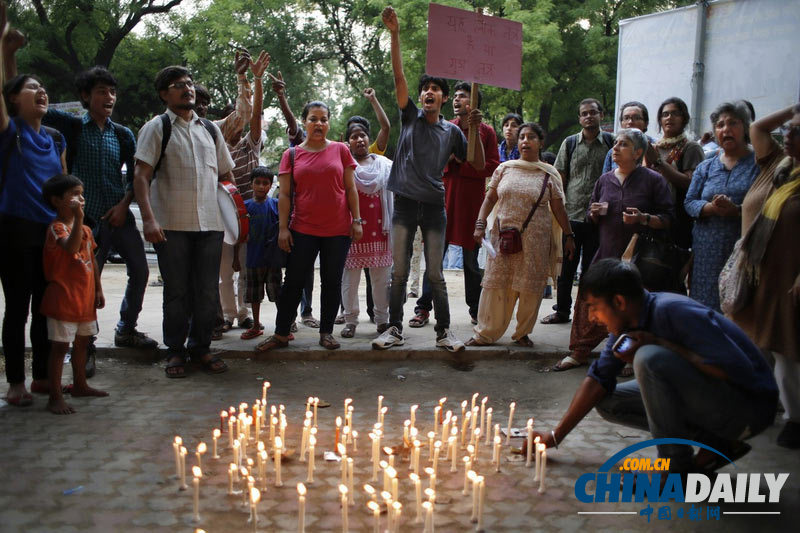 印度民众集会点蜡烛 为遭奸杀姐妹抗议致哀
