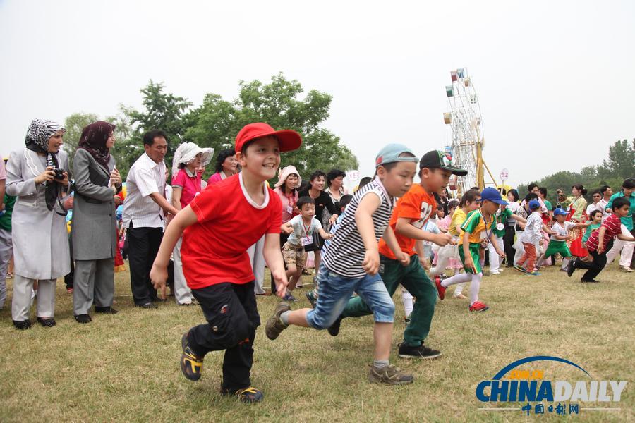 朝鲜庆祝儿童节 外国小朋友参加