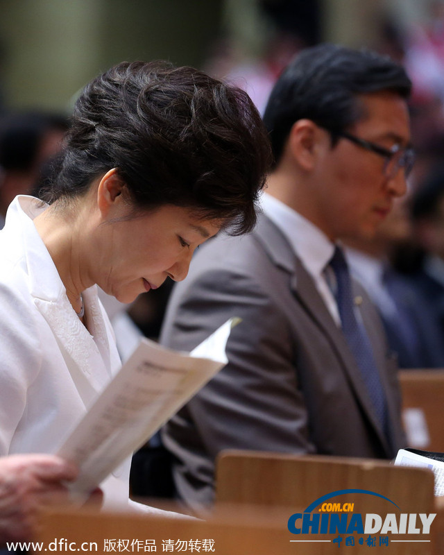 朴槿惠出席联合祈祷会 向“岁月”号遇难者鞠躬致哀