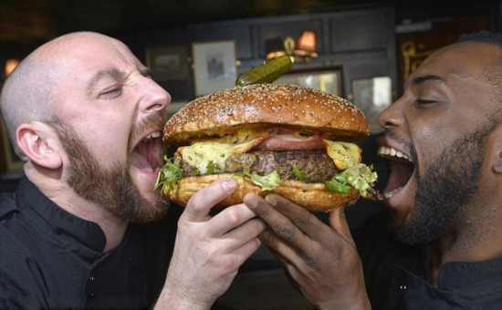 英酒吧推出巨型汉堡 顾客吃完可免费