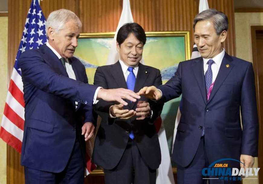 美日韩国防部长香格里拉对话会前握手