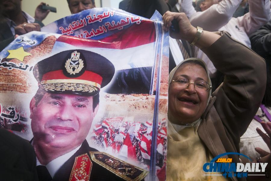 塞西当选埃及总统 男子亲吻其海报庆祝