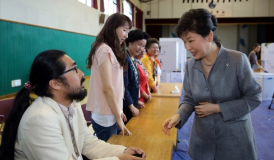 朴槿惠地方选举投票遇尴尬 反对党监票人拒与其握手