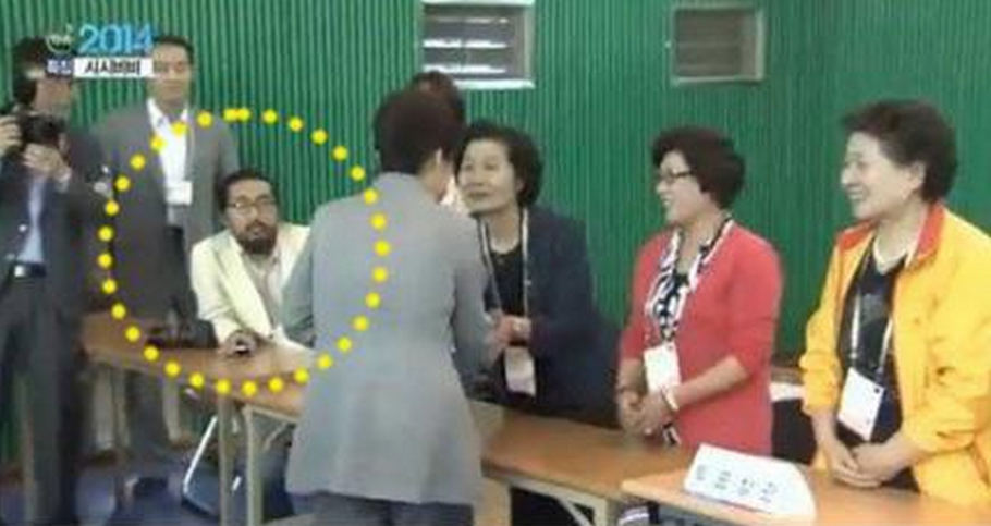 朴槿惠地方选举投票遇尴尬 反对党监票人拒与其握手