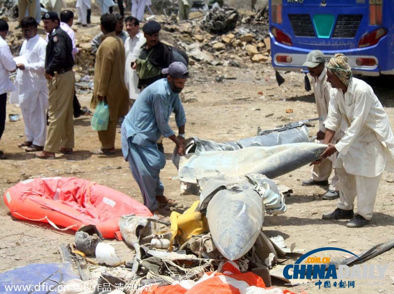 巴基斯坦一架空军教练机坠毁 至少2死4伤