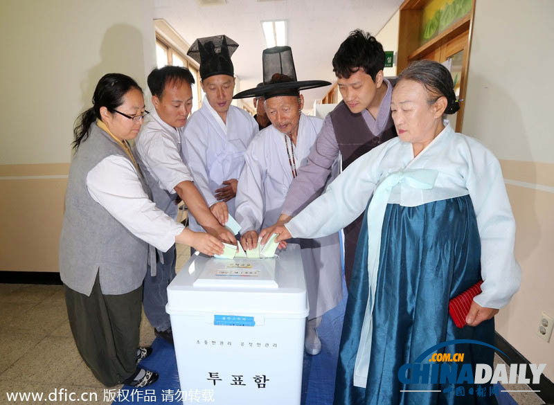 韩国地方选举穿越一幕：选民穿古装现身投票