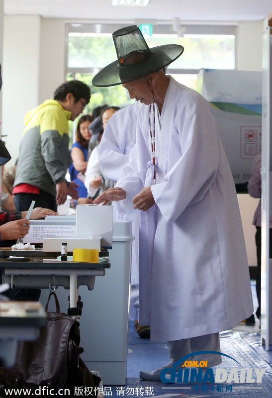 韩国地方选举穿越一幕：选民穿古装现身投票