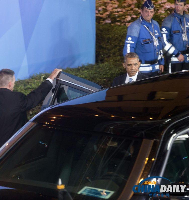 G7峰会花絮：司机忙为奥巴马座驾除去雨水