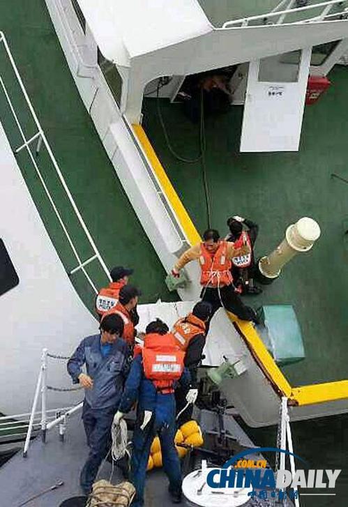 韩沉船救援队打捞1具遗体 仍有14人下落不明