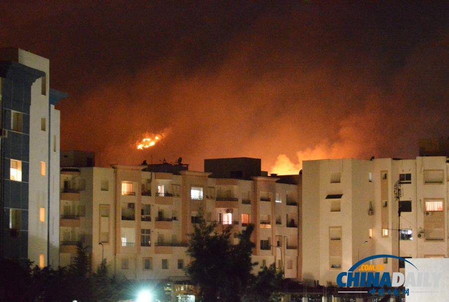 突尼斯北部住宅区附近大火 伤亡未知