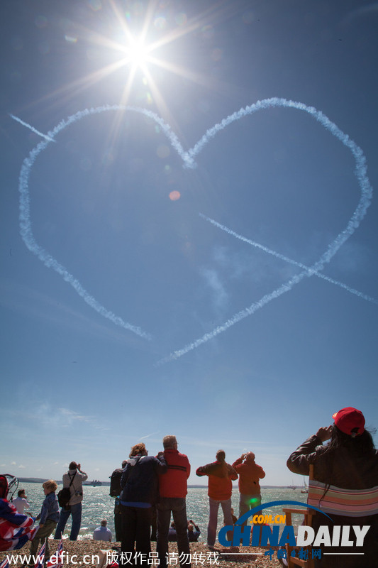 英国红箭飞行队空中秀特技 纪念诺曼底登陆70周年