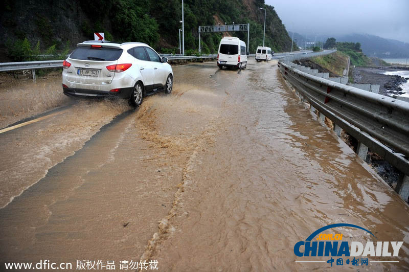 土耳其多地暴雨致洪涝 首都路面塌陷公路成水塘