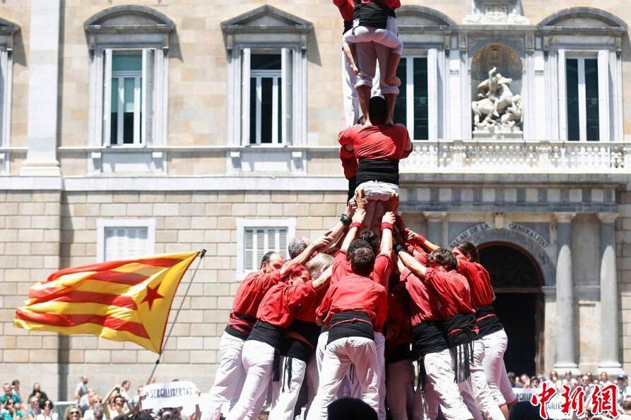 欧洲多地民众叠人塔 支持西班牙加泰罗尼亚举行独立公投