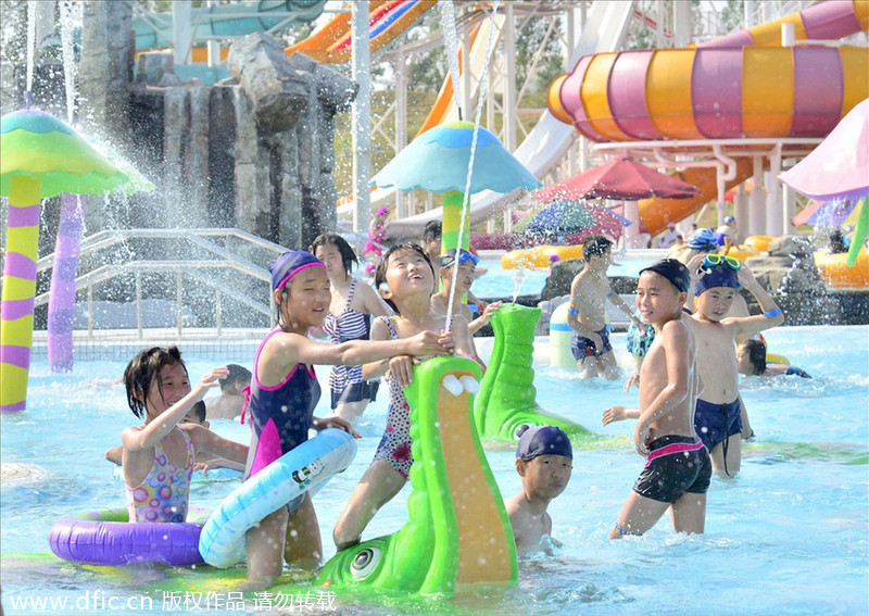 朝鲜迎来高温天气 儿童夏日戏水享清凉