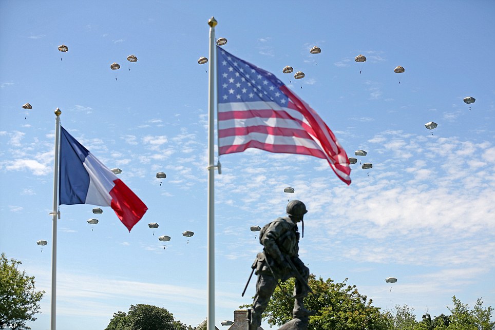 千名伞兵从天而降！壮观场面为诺曼底纪念活动压轴