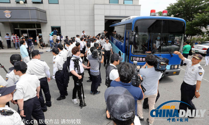 韩国沉船事故举行公审 15名船员出庭受审