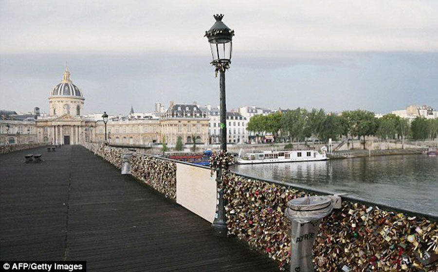 “爱情锁”太多致巴黎艺术桥被压垮