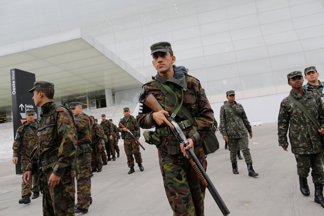 荷枪实弹的安保人员在世界杯揭幕战球场巡逻