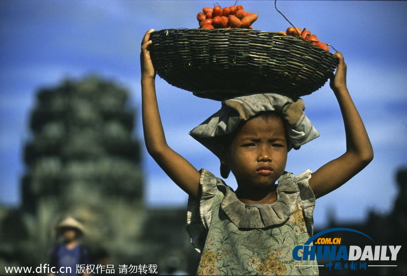 世界无童工日关注贫困儿童 稚嫩肩膀挑起生活重担