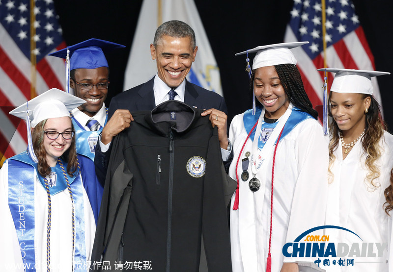奥巴马参加毕业典礼 获美女学生热情拥抱