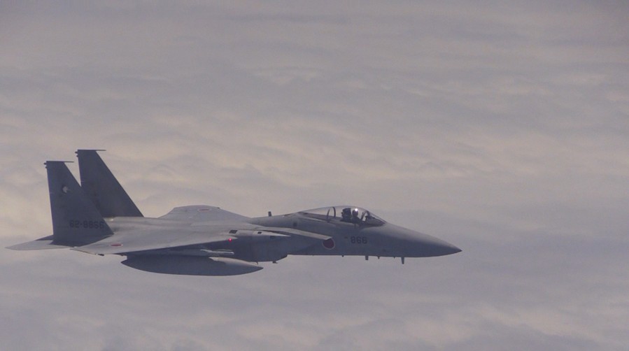 日本F-15对我方飞机做危险动作(图)
