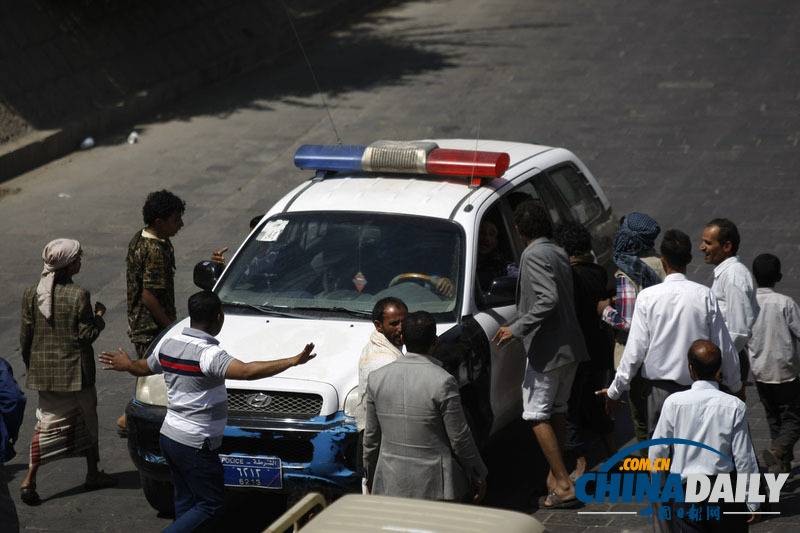 也门民众封锁道路 要求政府进行基础服务建设