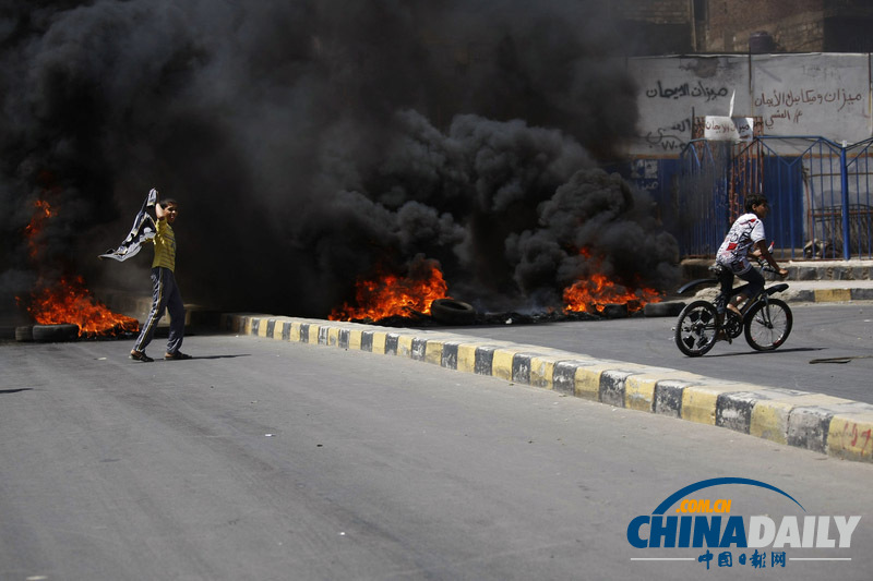 也门民众封锁道路 要求政府进行基础服务建设