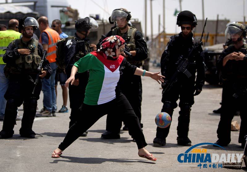 巴勒斯坦示威者踢球挑衅以色列士兵 双方激烈冲突
