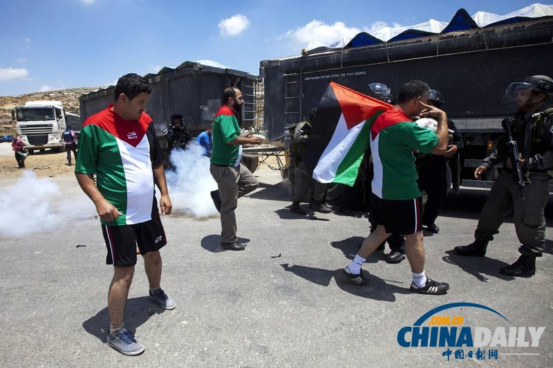 巴勒斯坦示威者踢球挑衅以色列士兵 双方激烈冲突