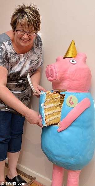 英国妈妈为女儿烘焙猪小妹造型蛋糕 供700人享用
