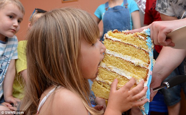 英国妈妈为女儿烘焙猪小妹造型蛋糕 供700人享用