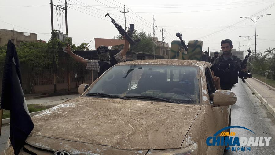 伊拉克极端武装乘政府军车辆摩苏尔街上庆祝