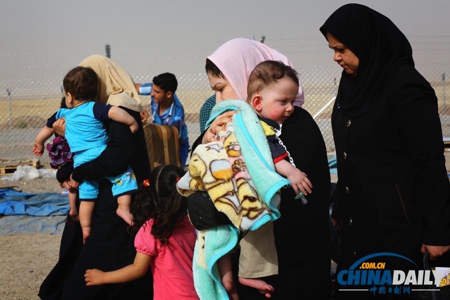 大批伊拉克人逃离冲突地区 图说难民艰难处境