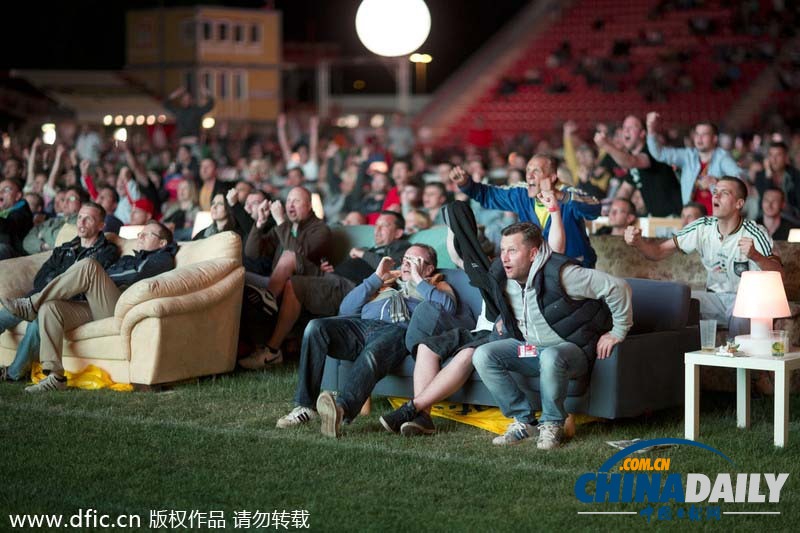 德国球迷搬沙发进球场 打造观战“客厅”看世界杯