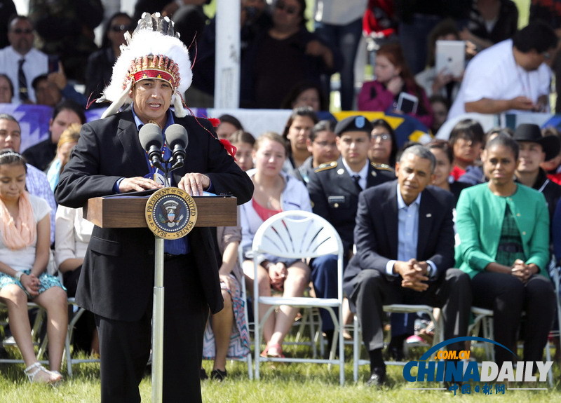 奥巴马访问印第安保留区 沦为“人肉背景”
