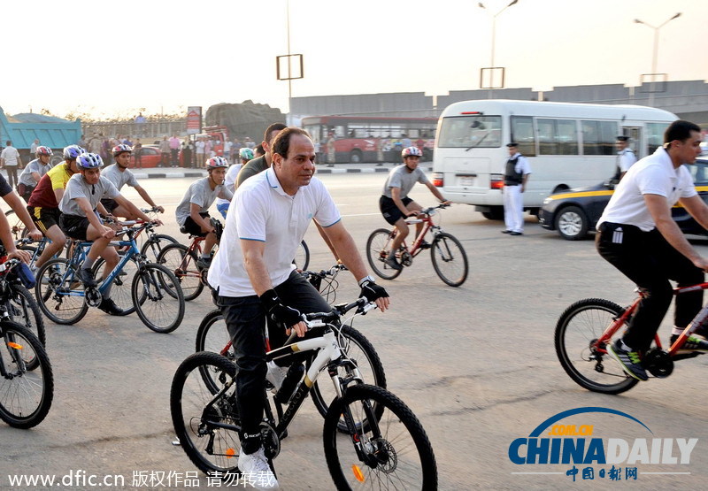 埃及总统塞西与支持者一同骑自行车 倡导为国家省钱