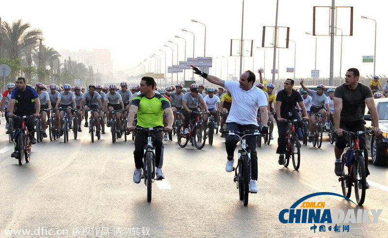 埃及总统塞西与支持者一同骑自行车 倡导为国家省钱