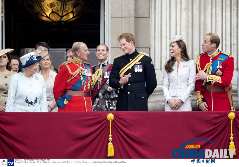 英国举行盛大阅兵式为女王庆生 哈利讲笑话乐颠凯特