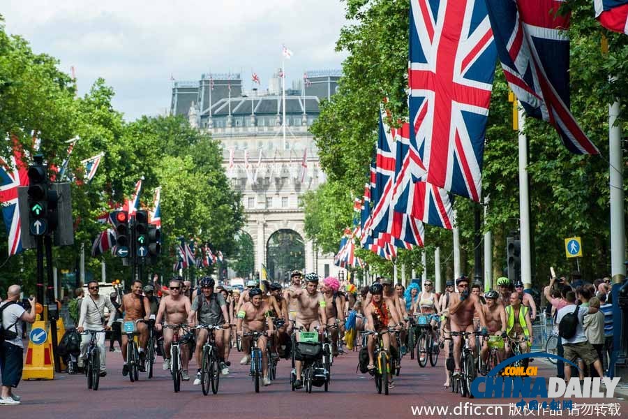 伦敦年度千人裸骑盛会上演 光身出行更健康