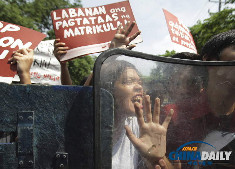 菲律宾学生抗议学费上涨 与警方发生肢体冲突