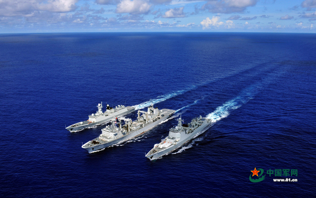 中国海军舰艇编队完成高难度三舰两舷同时横向补给
