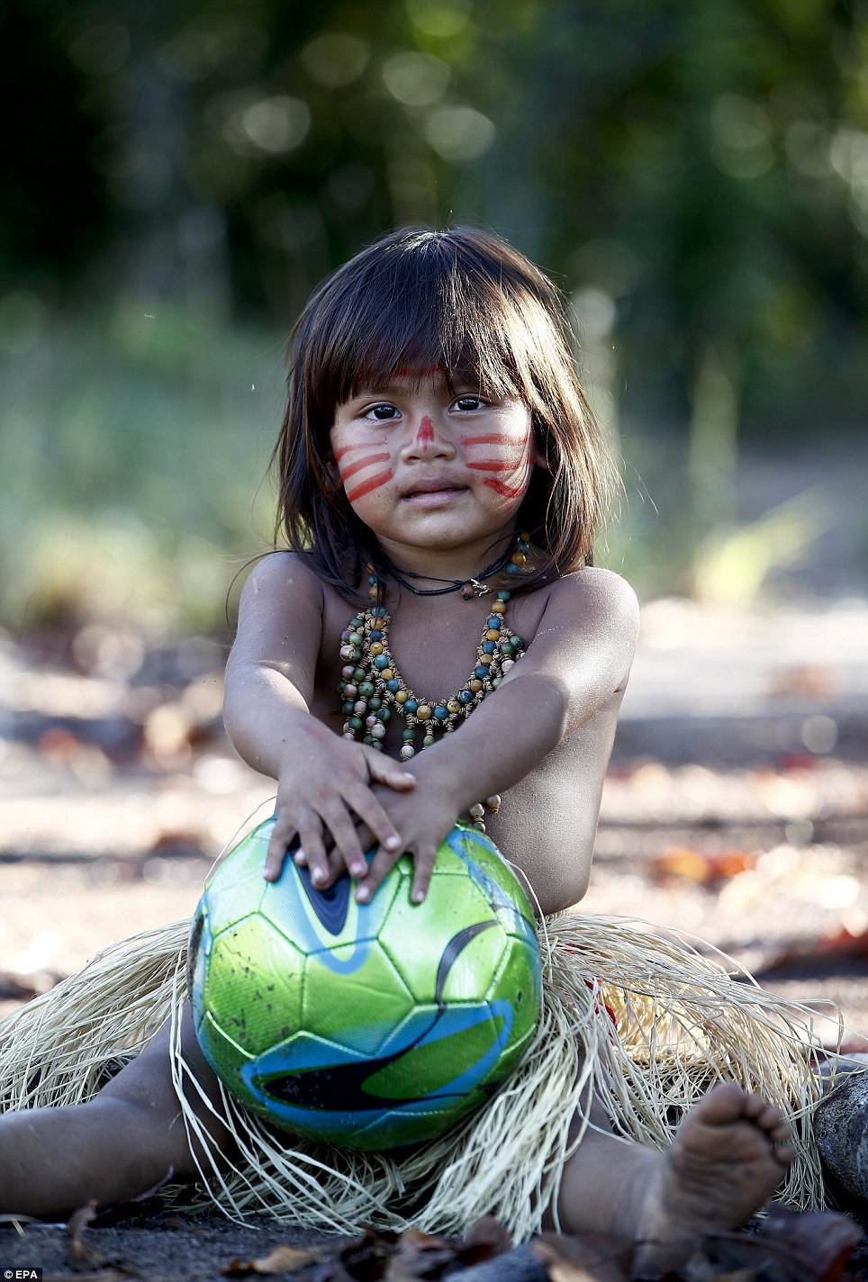 巴西原始部落酷爱足球 赤脚大秀球技