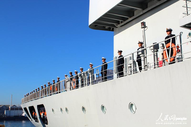 中国海军舰艇编队访问南非 导弹护卫舰对公众开放