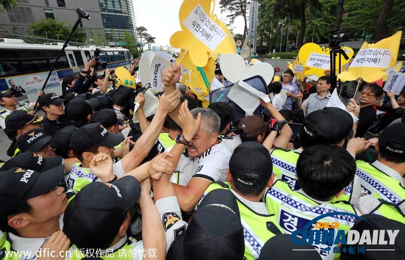 韩国抗议日本计划修宪解禁集体自卫权致警民冲突