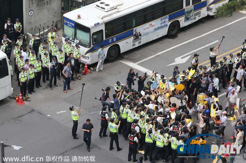 韩国抗议日本计划修宪解禁集体自卫权致警民冲突