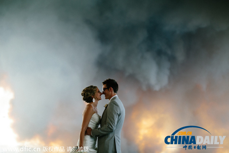 美夫妇婚礼现场突然起火 机智摄影师抓拍绝美婚纱照