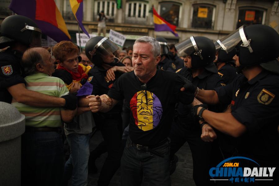 西班牙民众示威要求废除君主制与警方冲突