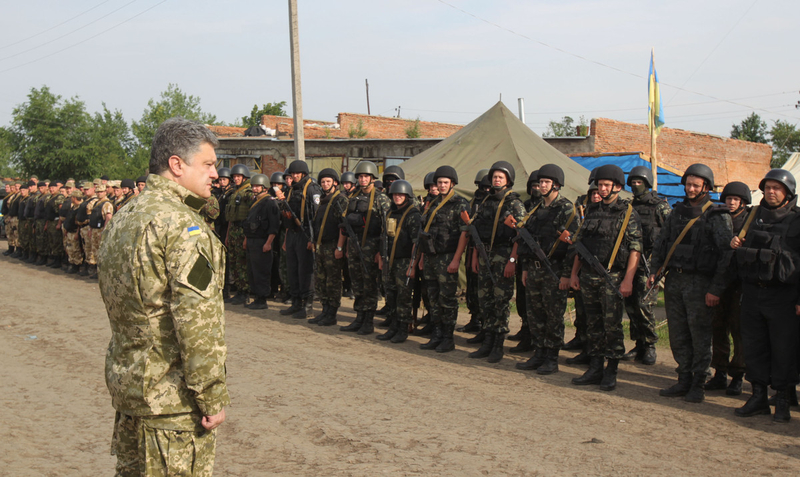 乌克兰总统视察军事基地 下令东部停火一周